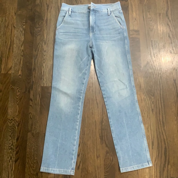 Frame Denim Denim - Frame straight leg, light wash jeans. Mid-rise.